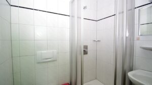 djo landesheim gruen mittleres geschoss 4 bettzimmer bad 01