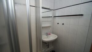 djo landesheim gruen mittleres geschoss 4 bettzimmer bad 02