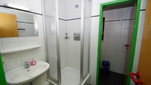 djo landesheim gruen mittleres geschoss 4 bettzimmer bad 03